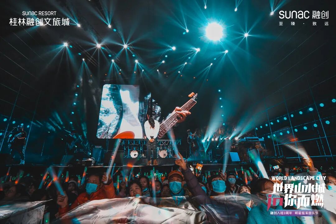 番茄柿长乐队奏响了本次音乐节的第一个音符,高亢激情的歌声在夜幕里