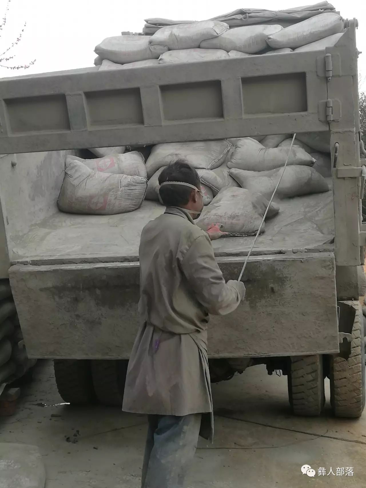 父亲每天搬卸上百吨水泥只为一双儿女上大学