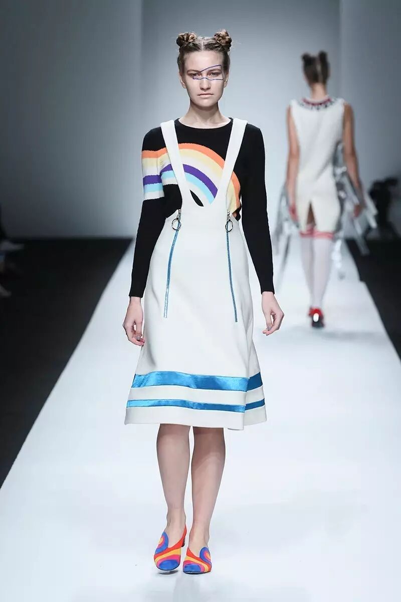 超人妈妈冉莹颖,湖南卫视主持人芮格在内的众多气质女星均为杨露品