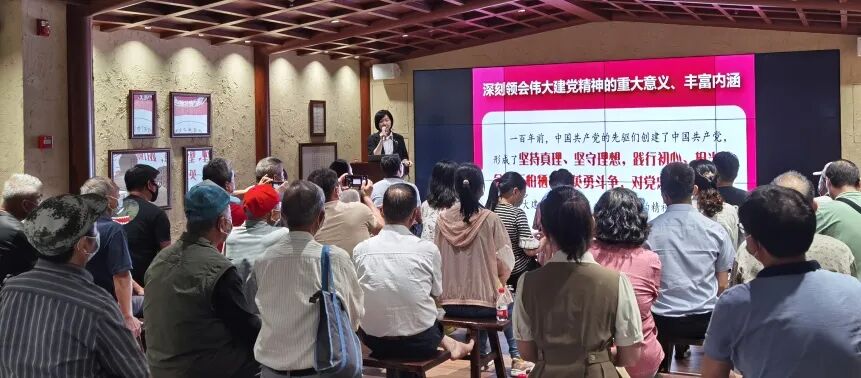 ▲ 红色情景讲堂，与社区党员互动交流“弘扬伟大建党精神 勇担时代使命”话题