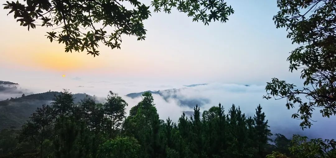 攝隨後一輪紅日從萬里雲波間升起久違的陽光穿透雲層灑落處處霞光萬丈