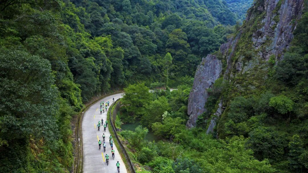 骑行青山绿水间（邓斌摄）.jpg