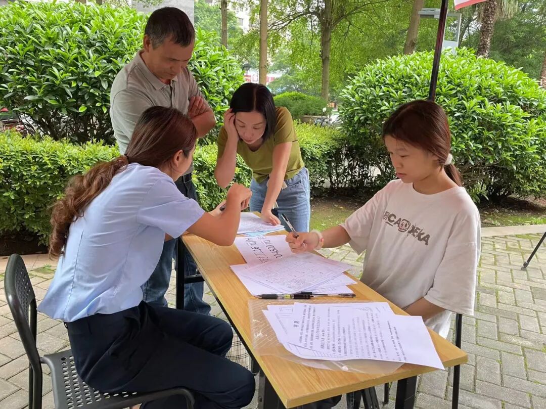 我县开展"就在民企, 职向未来"专场招聘会