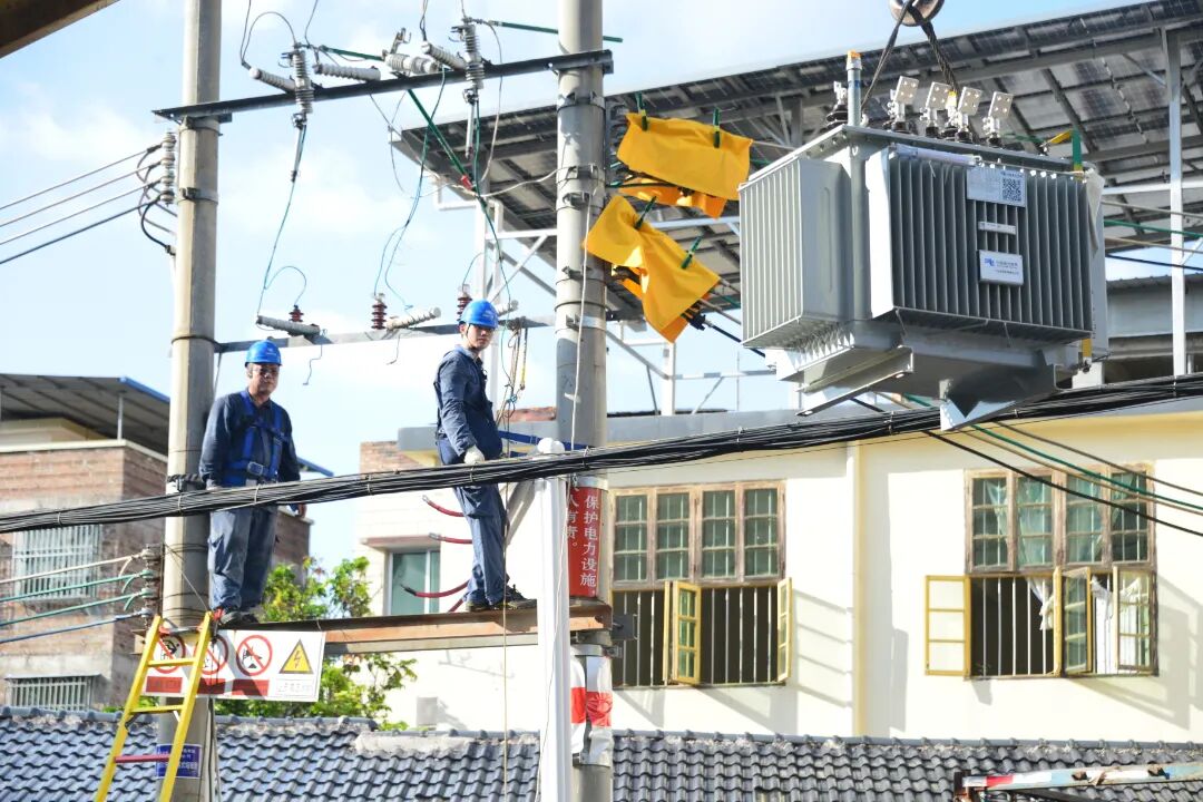 9月22日，为抢抓台风灾前的黄金窗口，南方电网广东韶关始兴供电局对排查的隐患台变进行更换消缺 黄少康摄 (4).JPG