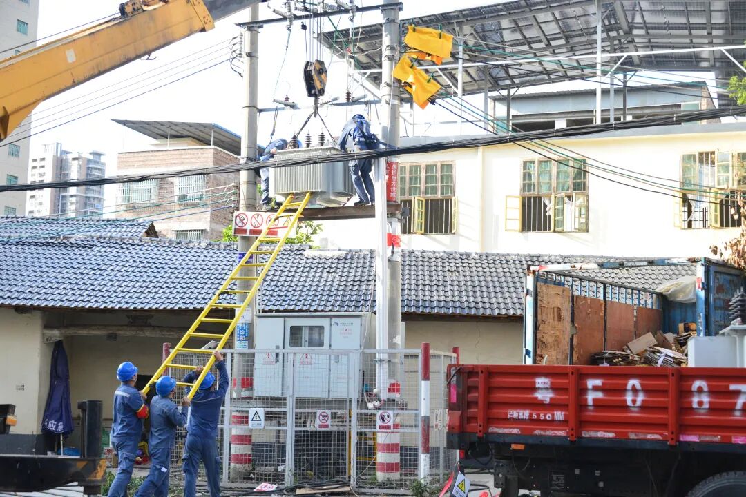 9月22日，为抢抓台风灾前的黄金窗口，南方电网广东韶关始兴供电局对排查的隐患台变进行更换消缺 黄少康摄 (2).JPG