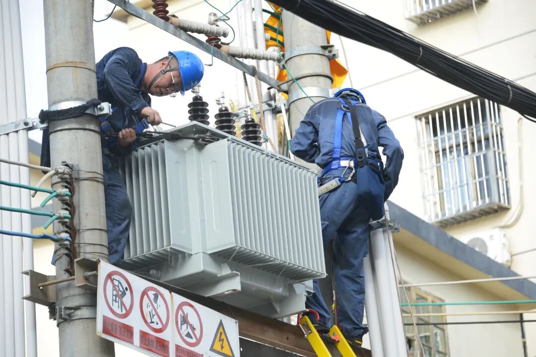 9月22日，为抢抓台风灾前的黄金窗口，南方电网广东韶关始兴供电局对排查的隐患台变进行更换消缺 黄少康摄 (3).JPG