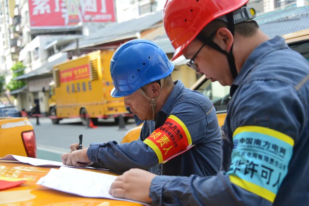 9月22日，为抢抓台风灾前的黄金窗口，南方电网广东韶关始兴供电局对排查的隐患台变进行更换消缺 黄少康摄.JPG