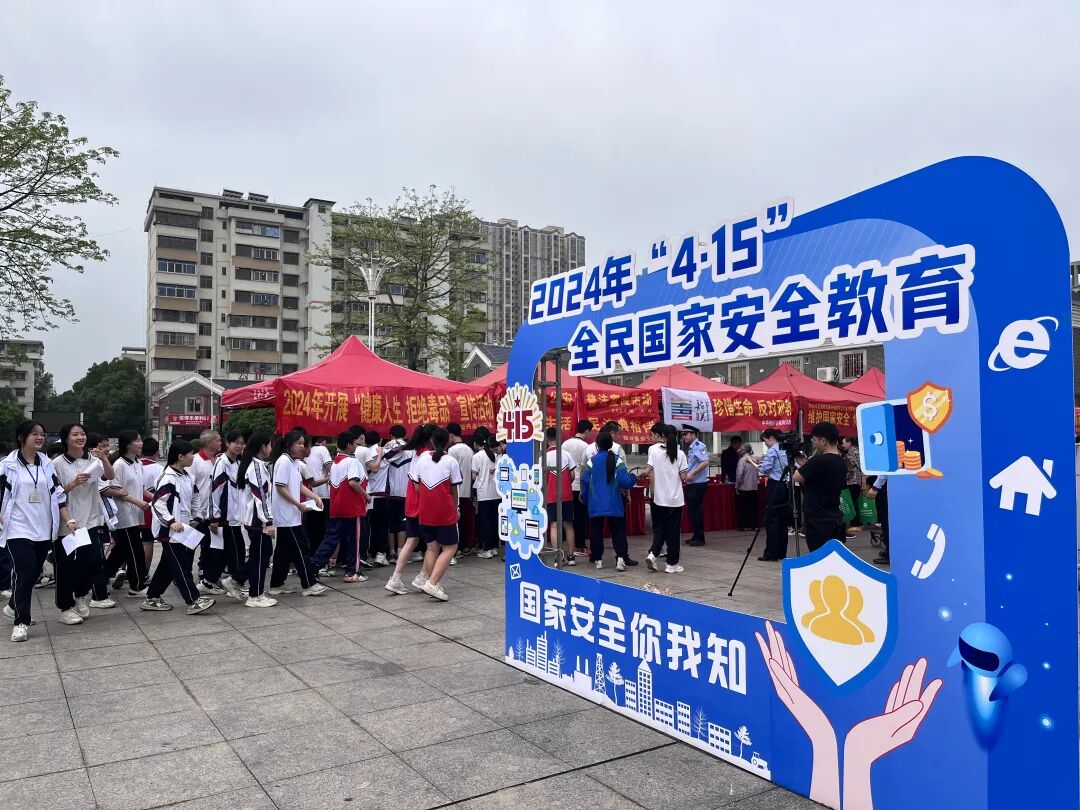 来自墨江中学的学生黄珊萍说,作为祖国未来的接班人,了解和维护国家