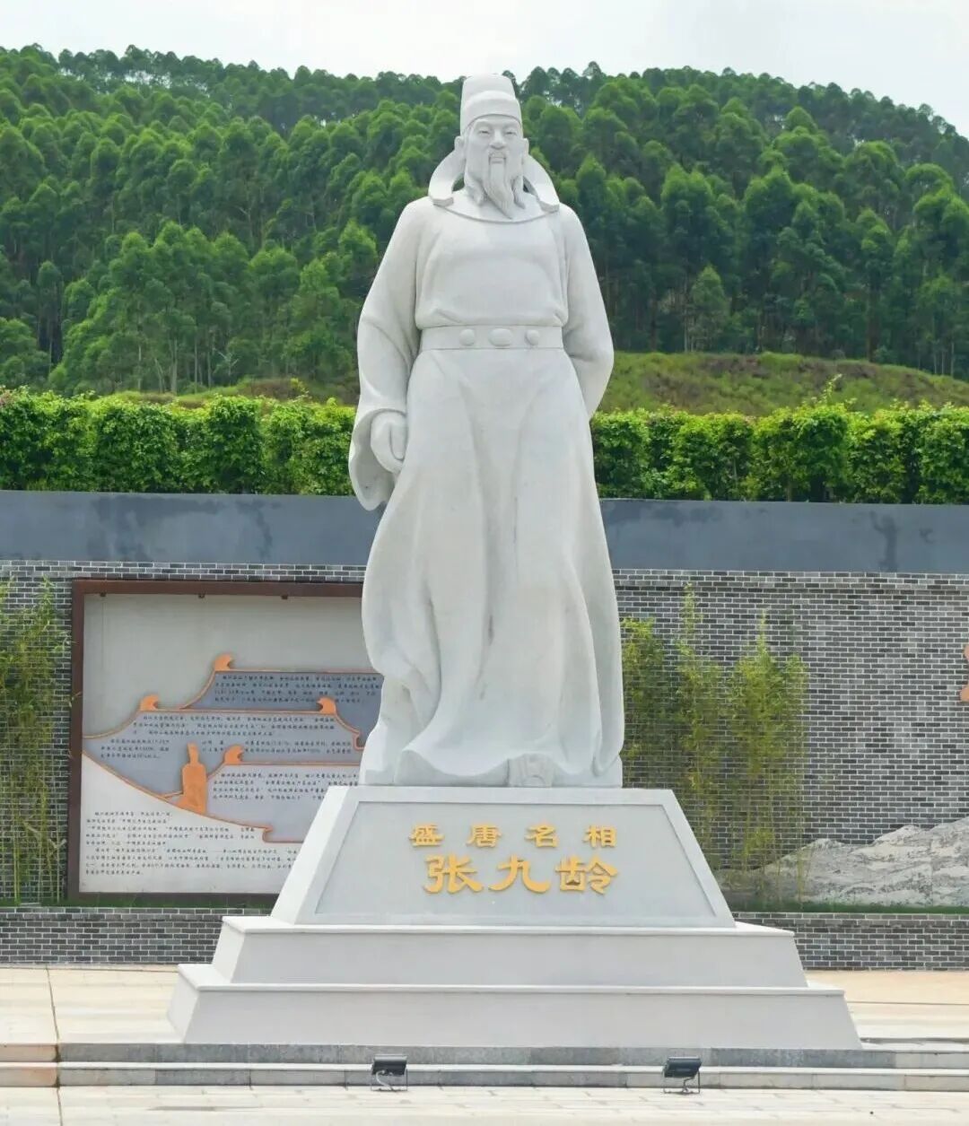 位于九龄服务区内张九龄雕像.jpg