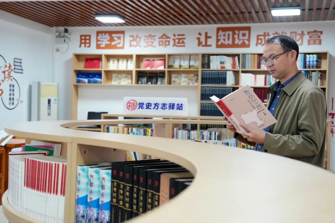 史志爱好者在始兴县图书馆党史方志驿站查阅史志资料.jpg
