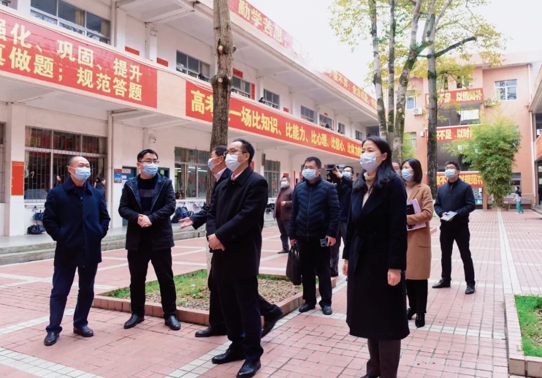 华关一行先后到始兴中学,逸夫小学,日新幼儿园等学校,重点检查了教室