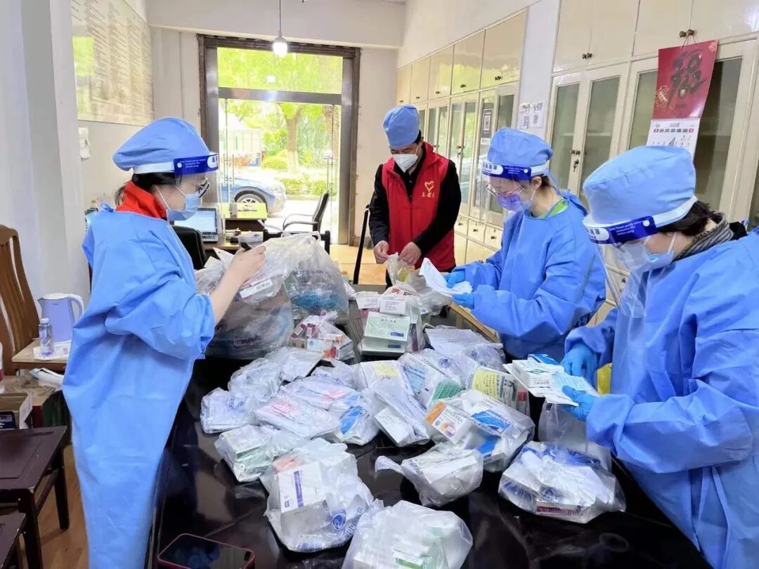 上海福州路民眾排隊等待接受新冠核酸檢測採樣（中新社圖片26/4/2022）