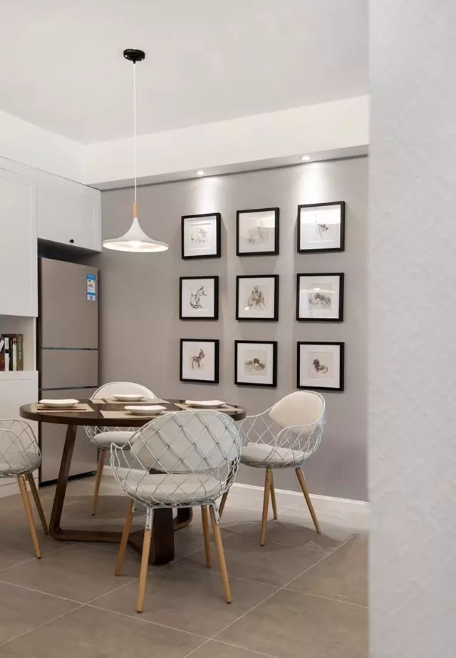 冰箱也放在了餐厅的一角,嵌入在柜子里.