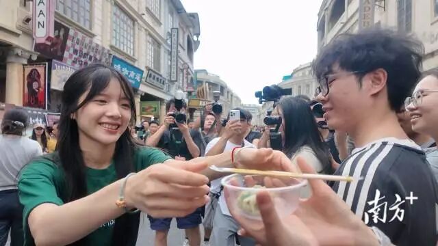 主演李思潼等向现场观众赠送潮汕特色小吃“无米粿”