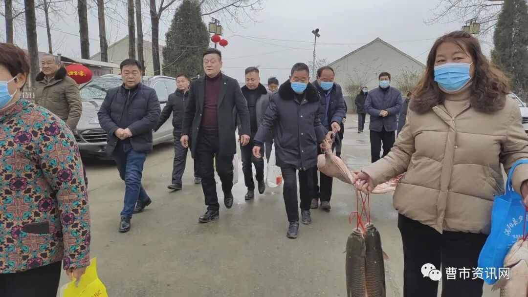 曹市镇两委和社会爱心者新春临之际为保障曹市敬老院院民和老人能够欢度春节慰问。