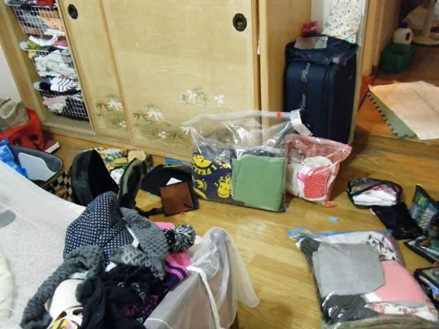 小伙跟漂亮女友回家一进门崩溃了:卧室如此邋遢