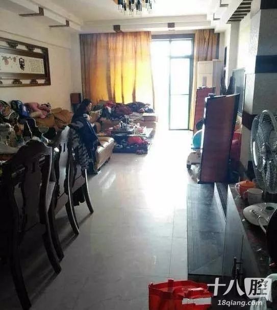 小伙跟漂亮女友回家一进门崩溃了:卧室如此邋遢