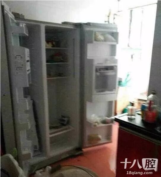 小伙跟漂亮女友回家一进门崩溃了:卧室如此邋遢