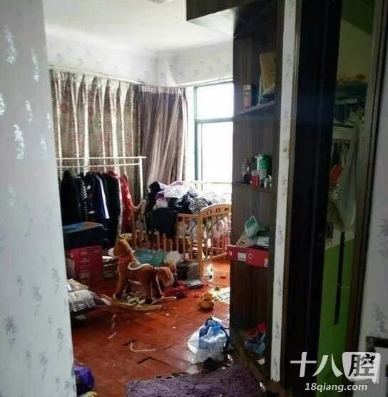 小伙跟漂亮女友回家一进门崩溃了:卧室如此邋遢