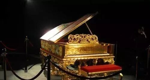 28 年,便由意大利著名传教士利玛窦把一架古钢琴作为贡品进献给万历帝