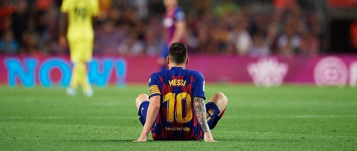 一场闹剧后，他留下