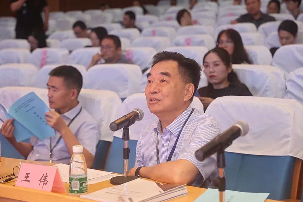 颁奖典礼上,学生创业创新大赛一等奖选手常州技师学院王煜凌,范娟
