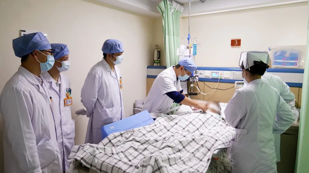 手术钳子怎么拿钳子意外插入脑袋，看看专家如何“拆弹”？_https://www.jmylbn.com_新闻资讯_第8张