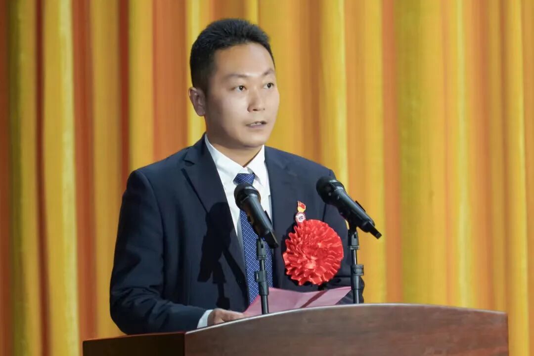 董宁代表发言32名北京市先进个人以及集团公司先进集体,先进个人幢眄