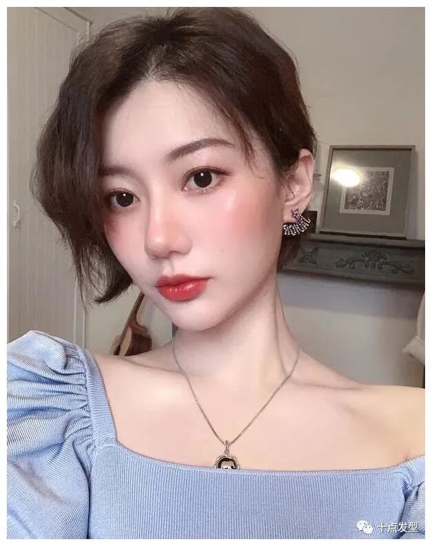 发际线高的女生适合什么样的发型呢