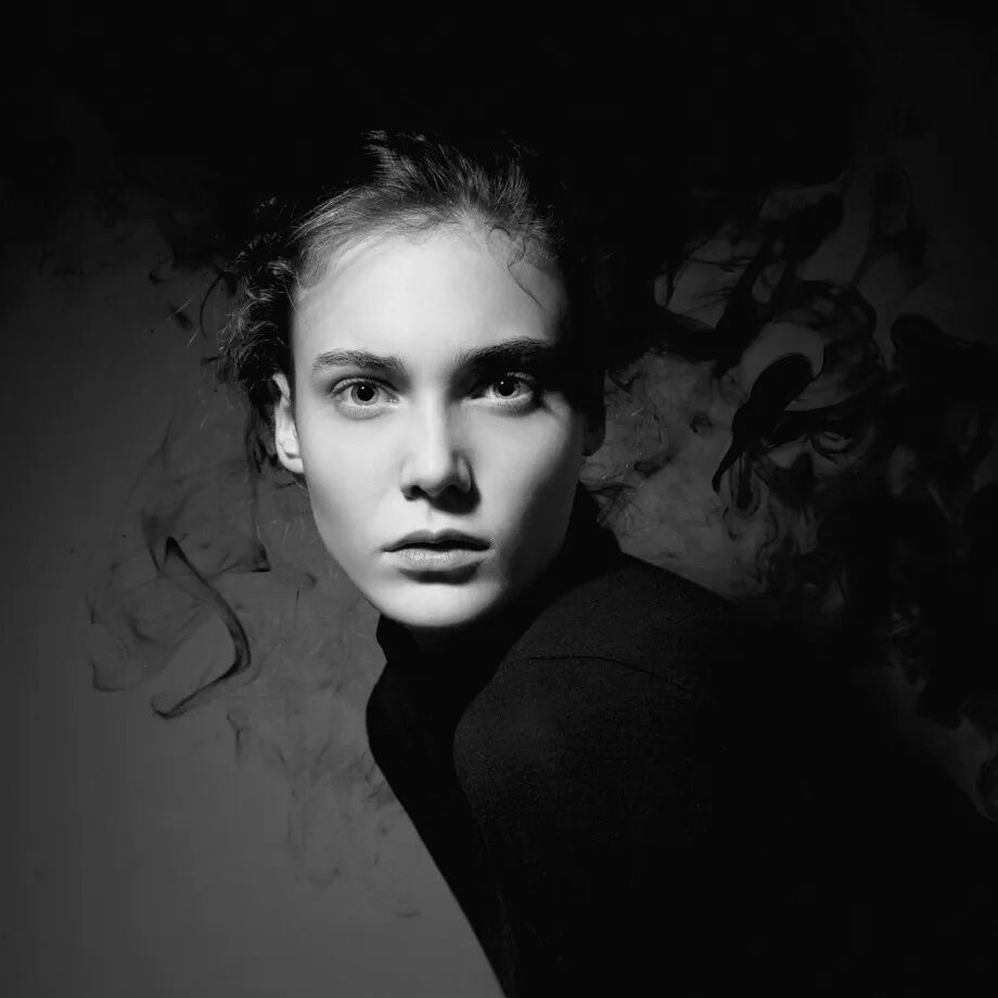 同时他也是平面设计师和时尚造型师.