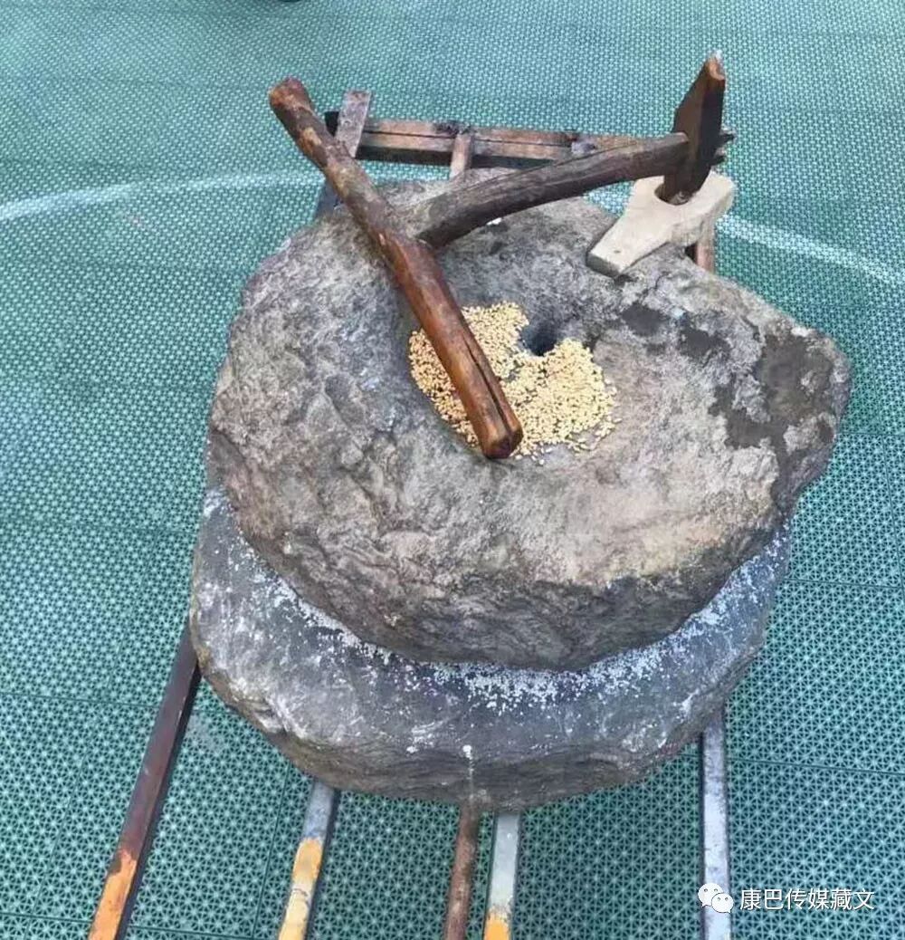 དེང་རབས་སློབ་མ་ཆུང་ཆུང་གིས།། སྲོལ་རྒྱུན་རིག་གནས་འདི་ལྟར་སྦྱོང་།