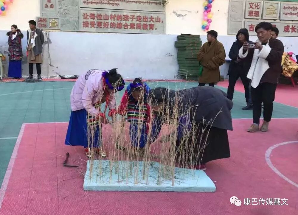 དེང་རབས་སློབ་མ་ཆུང་ཆུང་གིས།། སྲོལ་རྒྱུན་རིག་གནས་འདི་ལྟར་སྦྱོང་།