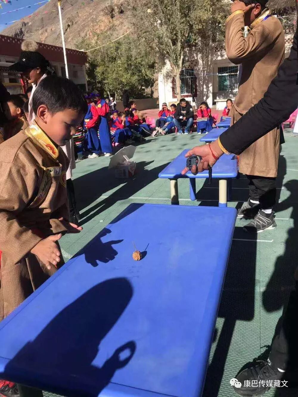 དེང་རབས་སློབ་མ་ཆུང་ཆུང་གིས།། སྲོལ་རྒྱུན་རིག་གནས་འདི་ལྟར་སྦྱོང་།