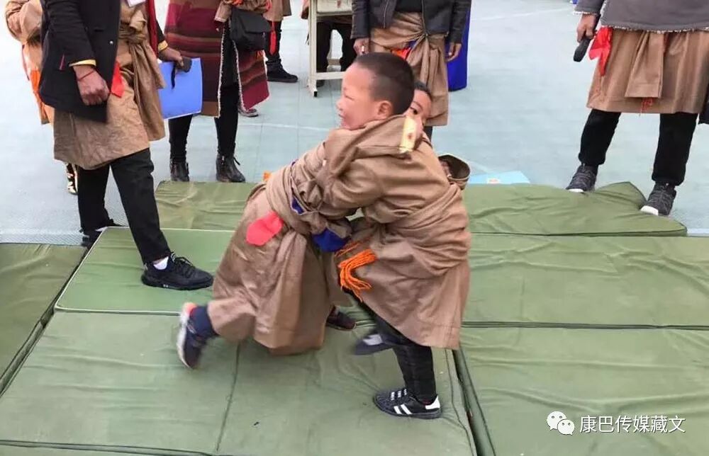 དེང་རབས་སློབ་མ་ཆུང་ཆུང་གིས།། སྲོལ་རྒྱུན་རིག་གནས་འདི་ལྟར་སྦྱོང་།