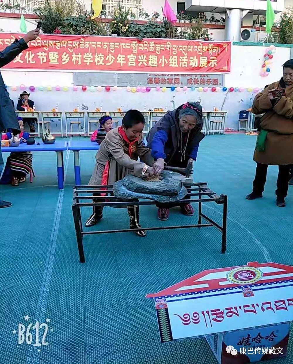 དེང་རབས་སློབ་མ་ཆུང་ཆུང་གིས།། སྲོལ་རྒྱུན་རིག་གནས་འདི་ལྟར་སྦྱོང་།