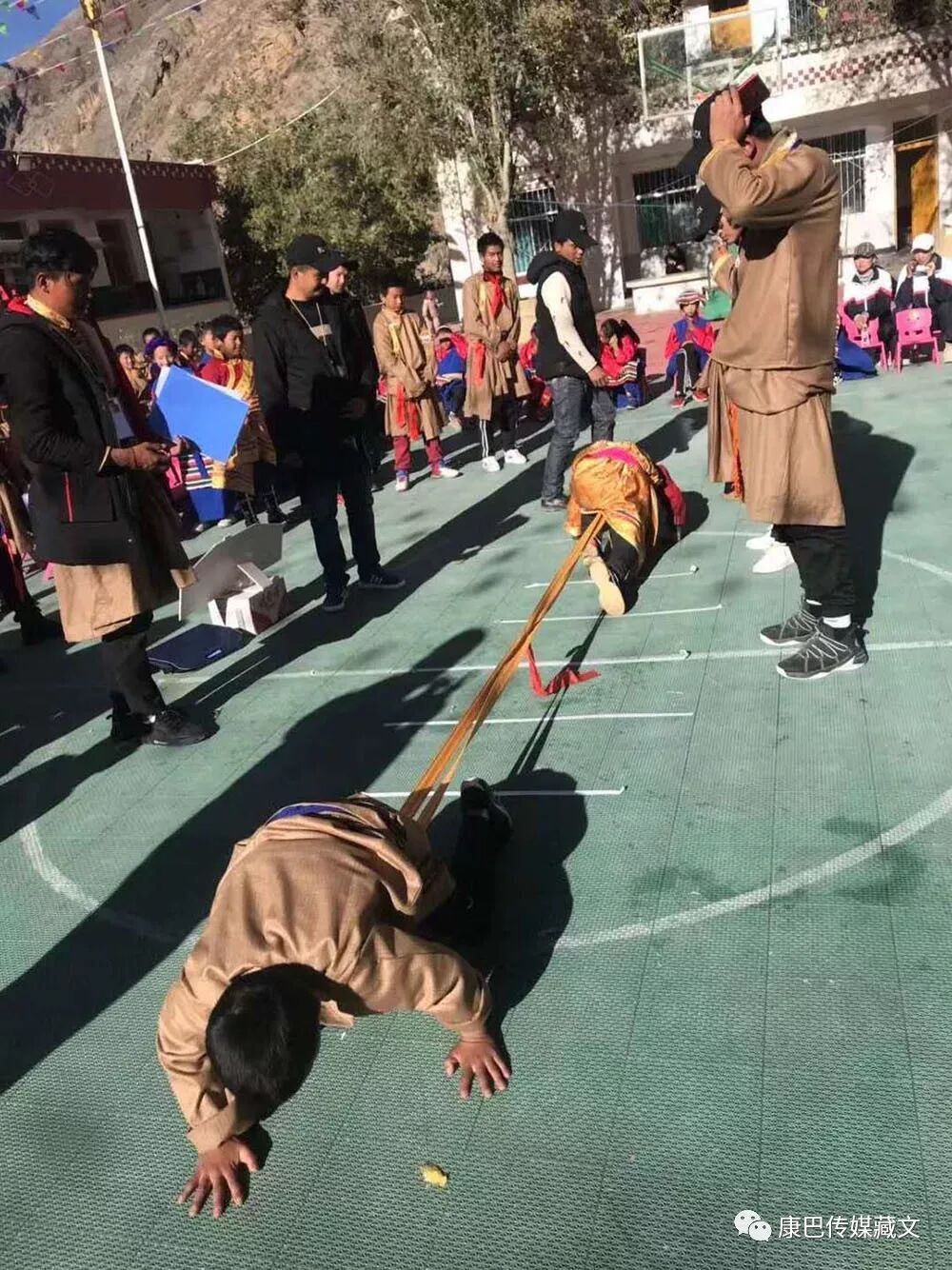 དེང་རབས་སློབ་མ་ཆུང་ཆུང་གིས།། སྲོལ་རྒྱུན་རིག་གནས་འདི་ལྟར་སྦྱོང་།