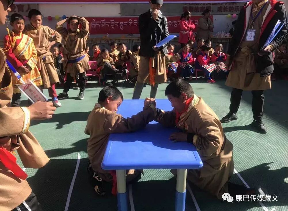 དེང་རབས་སློབ་མ་ཆུང་ཆུང་གིས།། སྲོལ་རྒྱུན་རིག་གནས་འདི་ལྟར་སྦྱོང་།