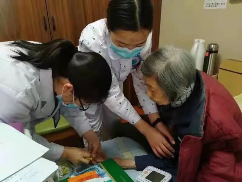 杭州顾连玺桥康复医院走进临平街道居家养老服务中心义诊