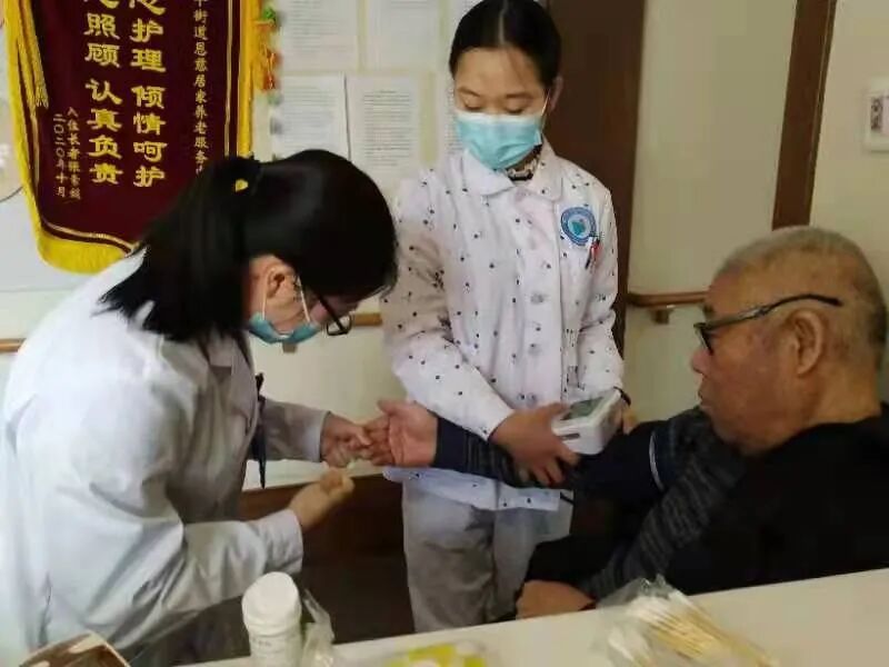 杭州顾连玺桥康复医院走进临平街道居家养老服务中心义诊