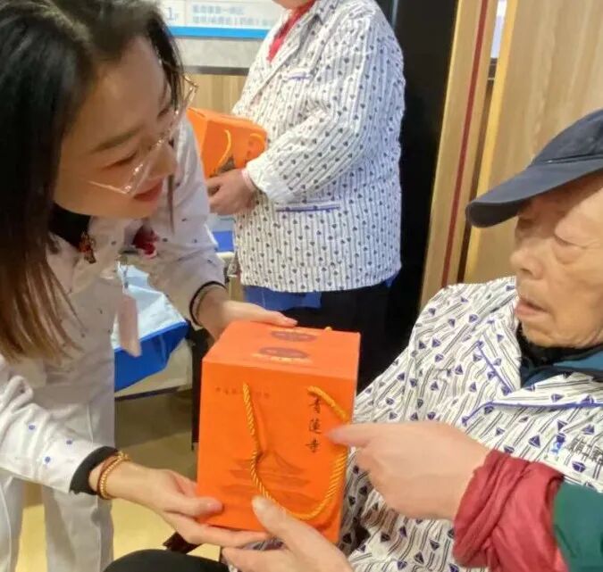 青莲吉祥粥，暖暖顾连玺桥情