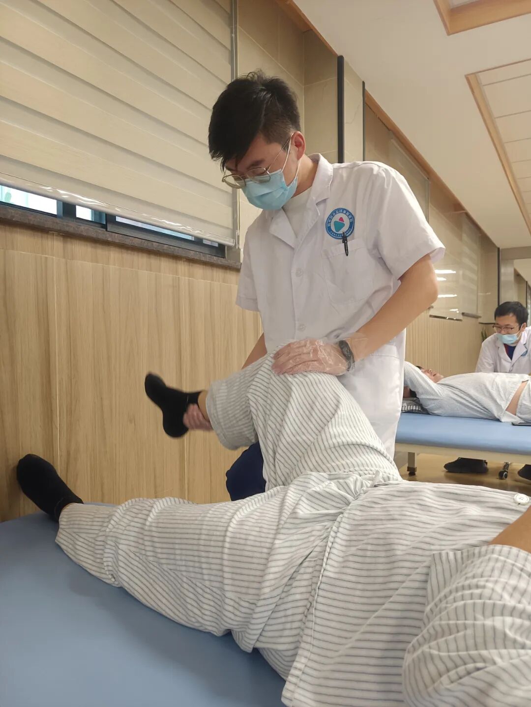 杭州顾连玺桥康复医院治疗师在对患者进行物理治疗