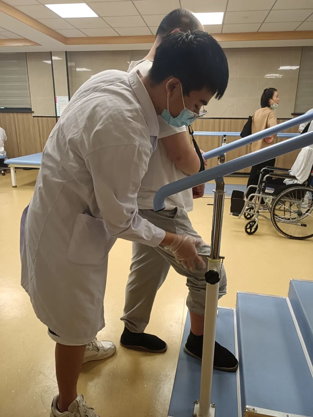 杭州顾连玺桥康复医院治疗师在对患者进行物理治疗