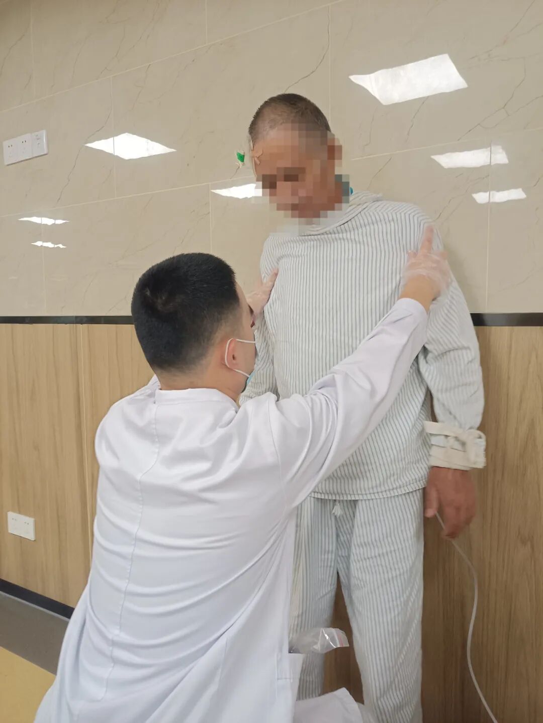 杭州顾连玺桥康复医院治疗师在对患者进行物理治疗