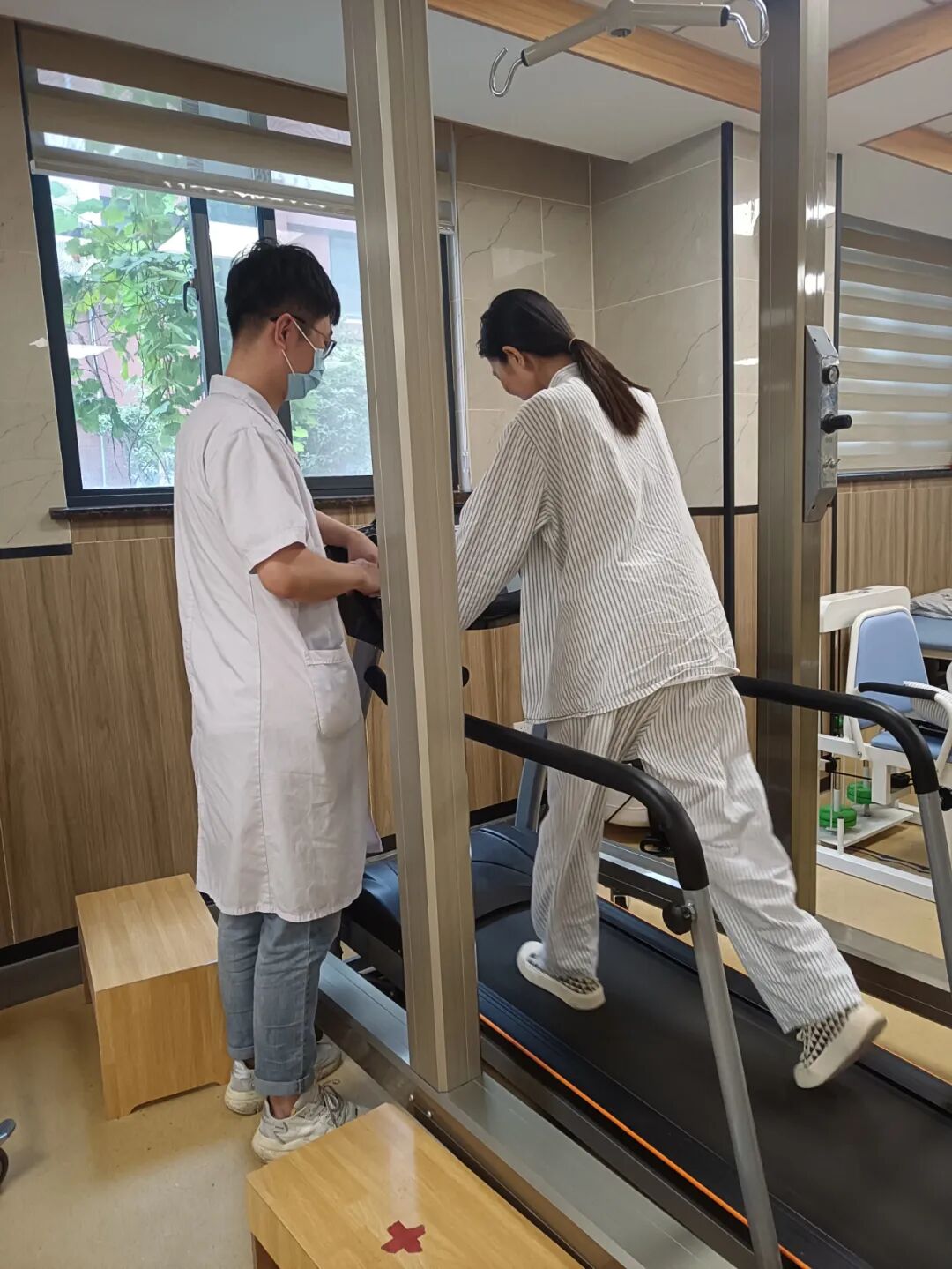 杭州顾连玺桥康复医院治疗师在对患者进行物理治疗