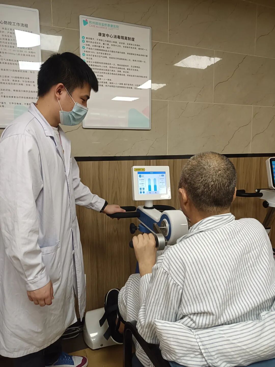 杭州顾连玺桥康复医院治疗师在对患者进行物理治疗