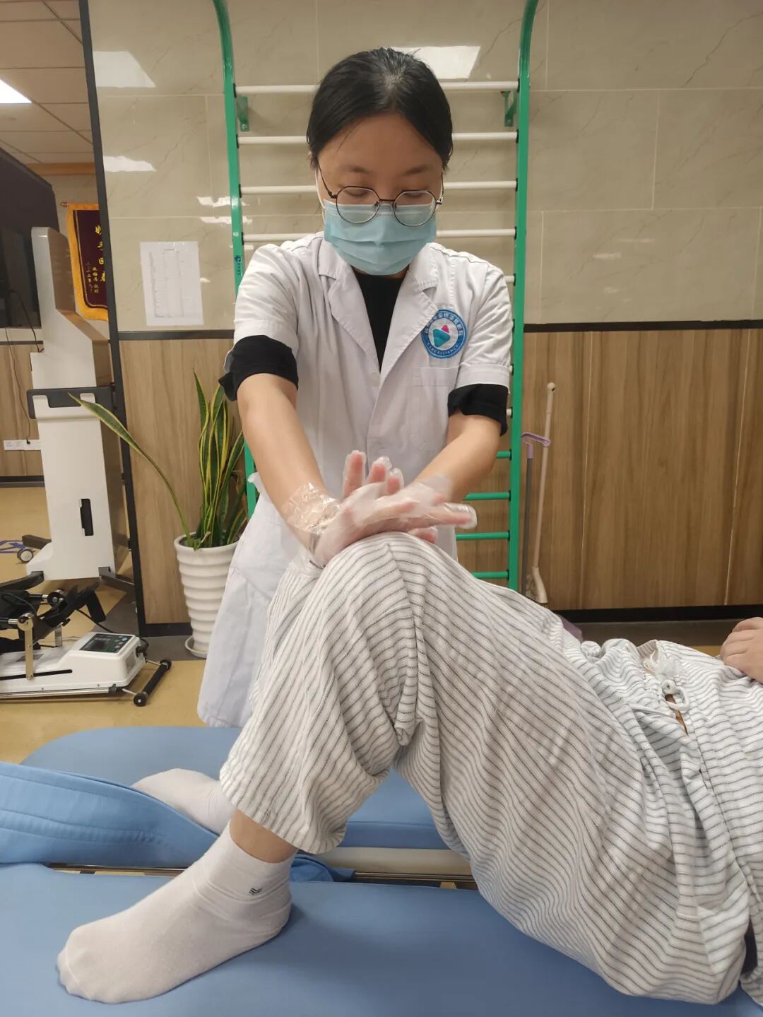 杭州顾连玺桥康复医院治疗师在对患者进行物理治疗