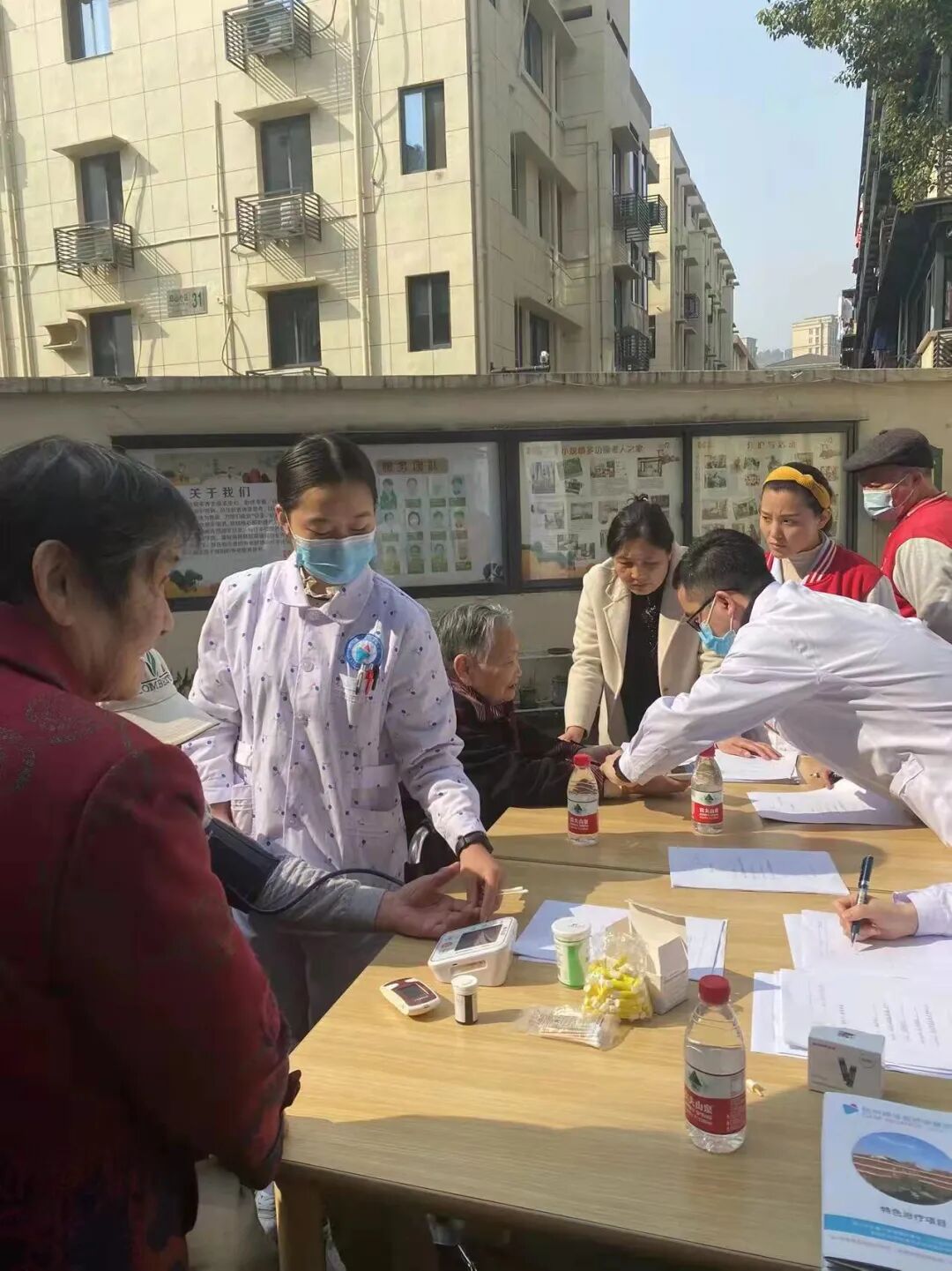 杭州顾连玺桥康复医院走进临平街道居家养老服务中心义诊