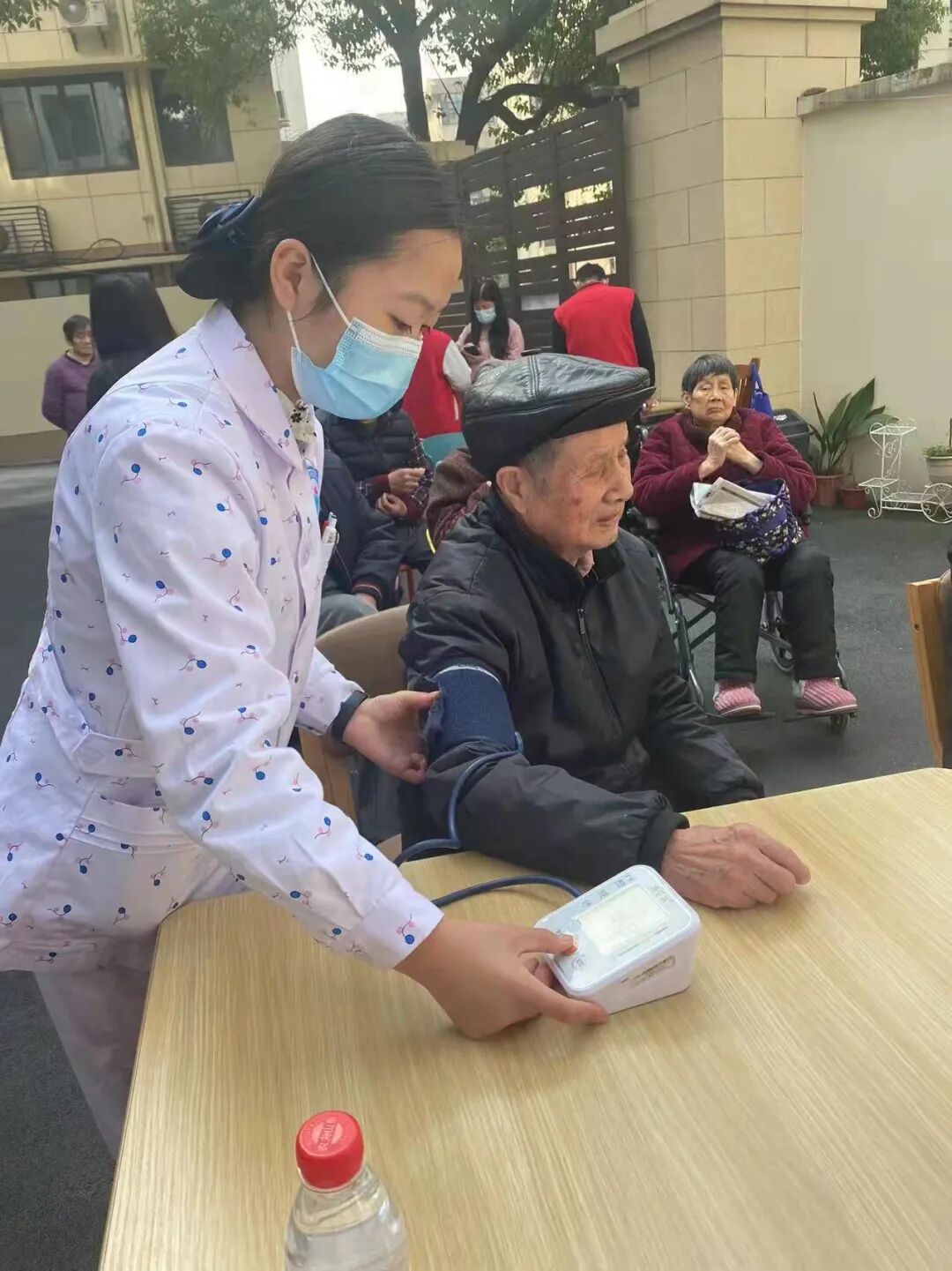 杭州顾连玺桥康复医院走进临平街道居家养老服务中心义诊