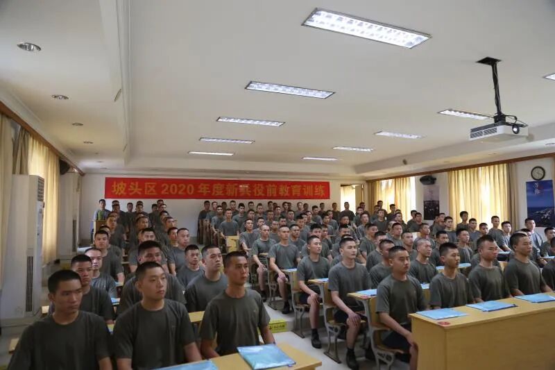 的部队经历以及援藏的工作经历,为新兵们上了一堂生动的政治教育课