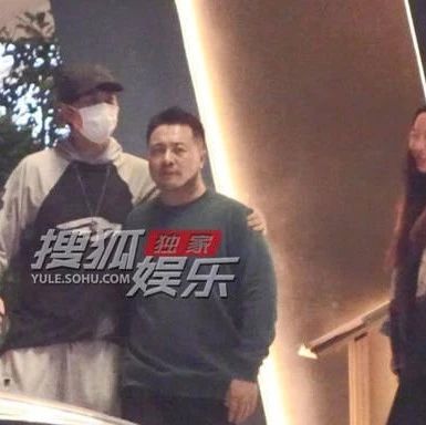彭冠英和朋友聚餐吃火锅 全程戴着渔夫帽低调放松